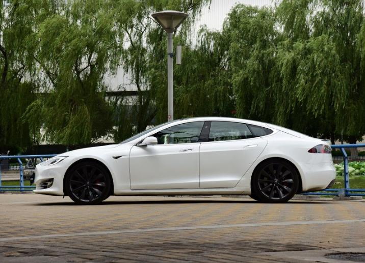特斯拉Model S，加速狂想曲中的速度与沉默共舞